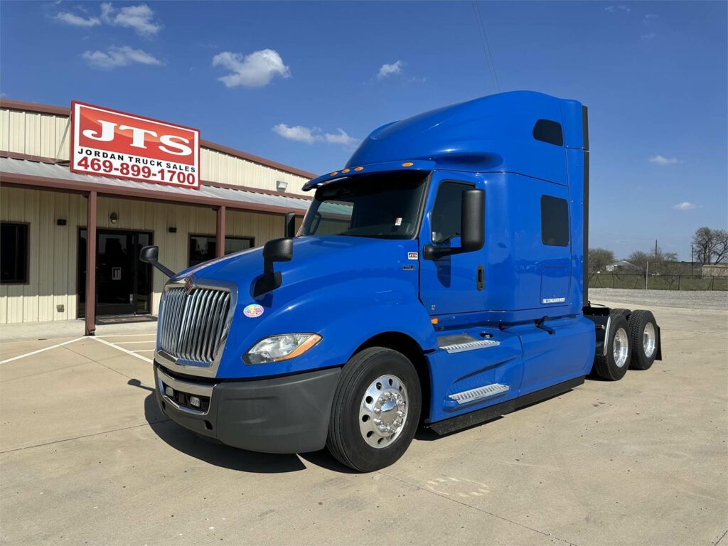 2018 International LT Sleeper Semi Truck – 73″ Raised Roof Sleeper, Cummins 400HP, 12 Speed Endurant Amt