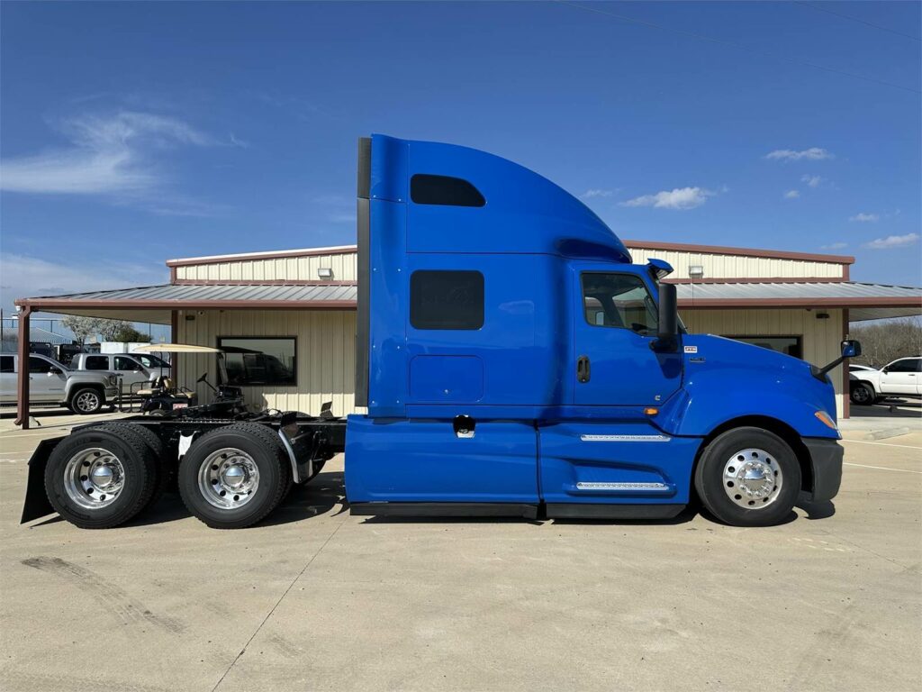 2018 International LT Sleeper Semi Truck – 73″ Raised Roof Sleeper, Cummins 400HP, 12 Speed Endurant Amt