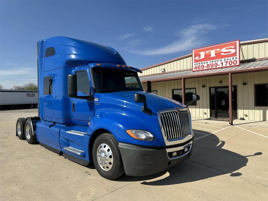 2018 International LT Sleeper Semi Truck – 73″ Raised Roof Sleeper, Cummins 400HP, 12 Speed Endurant Amt