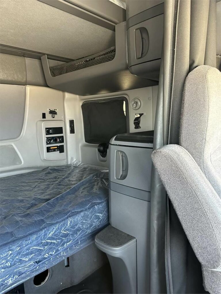 2018 International LT Sleeper Semi Truck – 73″ Raised Roof Sleeper, Cummins 400HP, 12 Speed Endurant Amt