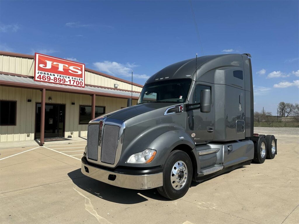 2019 Kenworth T680 Sleeper Semi Truck – 76″ Raised Roof Sleeper, Paccar 485HP, 13 Speed Manual