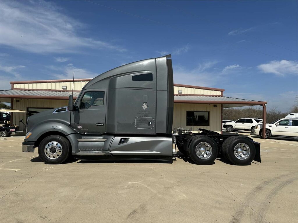 2019 Kenworth T680 Sleeper Semi Truck – 76″ Raised Roof Sleeper, Paccar 485HP, 13 Speed Manual