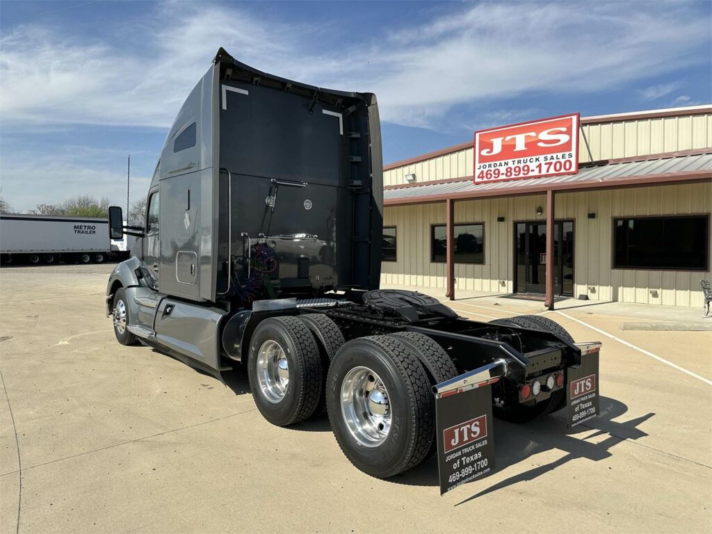 2019 Kenworth T680 Sleeper Semi Truck – 76″ Raised Roof Sleeper, Paccar 485HP, 13 Speed Manual