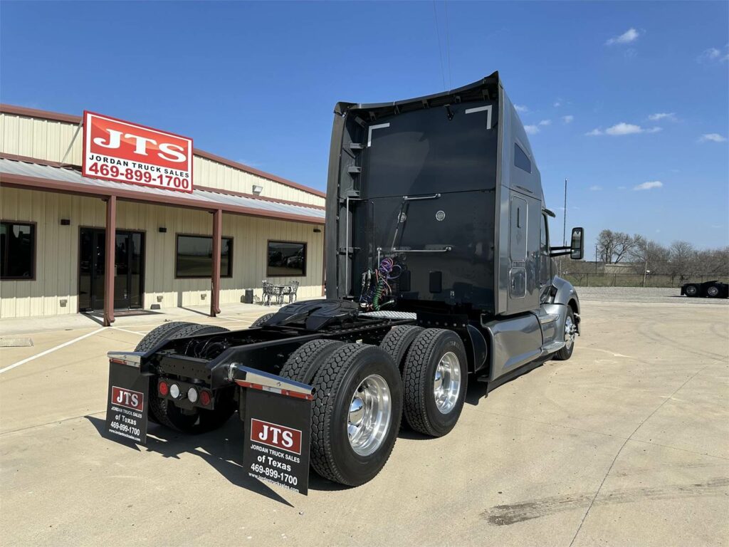 2019 Kenworth T680 Sleeper Semi Truck – 76″ Raised Roof Sleeper, Paccar 485HP, 13 Speed Manual