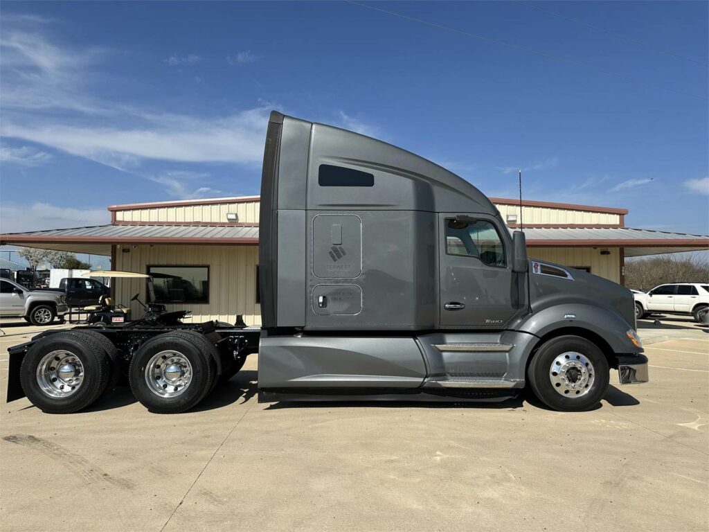 2019 Kenworth T680 Sleeper Semi Truck – 76″ Raised Roof Sleeper, Paccar 485HP, 13 Speed Manual