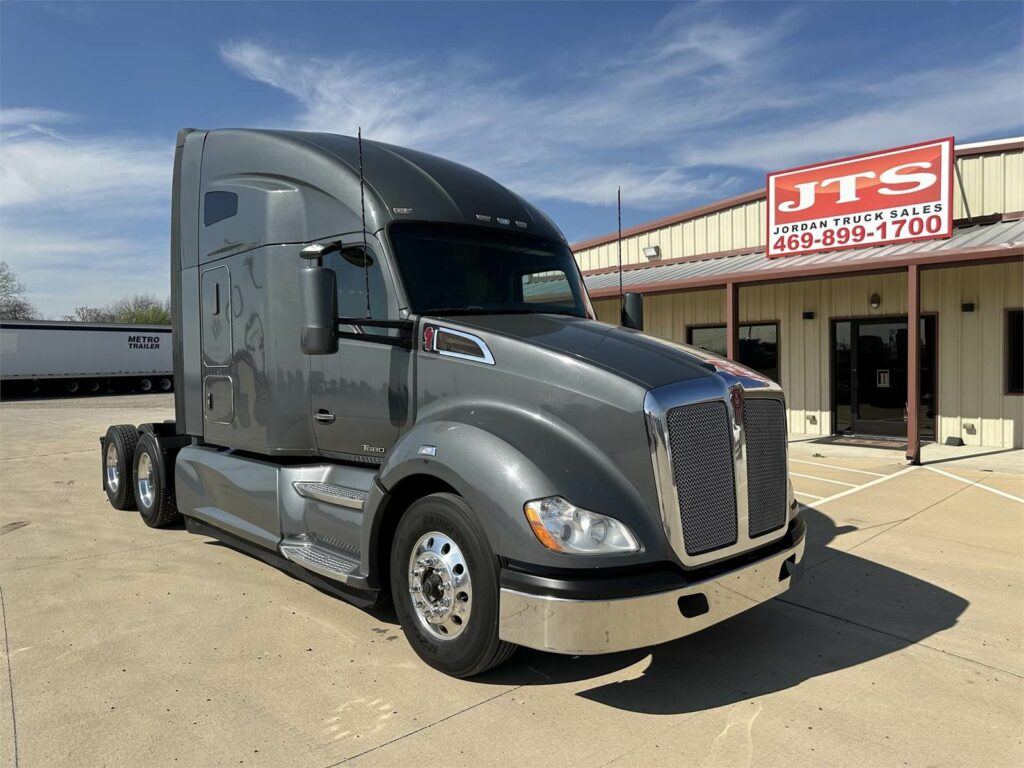 2019 Kenworth T680 Sleeper Semi Truck – 76″ Raised Roof Sleeper, Paccar 485HP, 13 Speed Manual