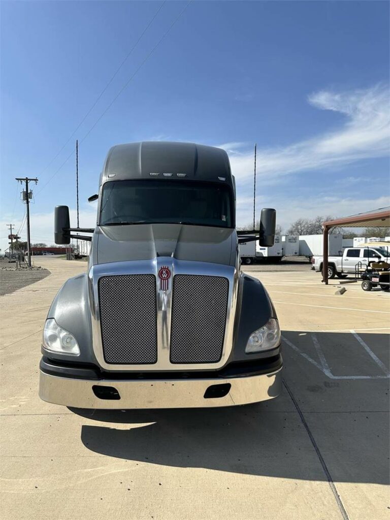 2019 Kenworth T680 Sleeper Semi Truck – 76″ Raised Roof Sleeper, Paccar 485HP, 13 Speed Manual