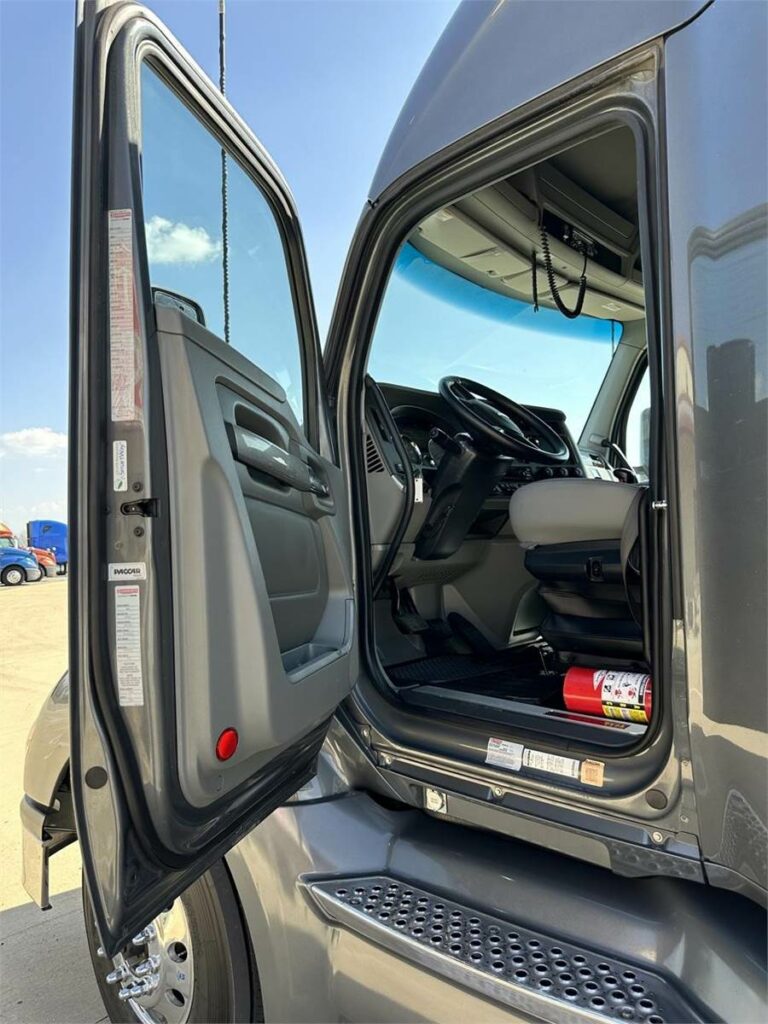 2019 Kenworth T680 Sleeper Semi Truck – 76″ Raised Roof Sleeper, Paccar 485HP, 13 Speed Manual