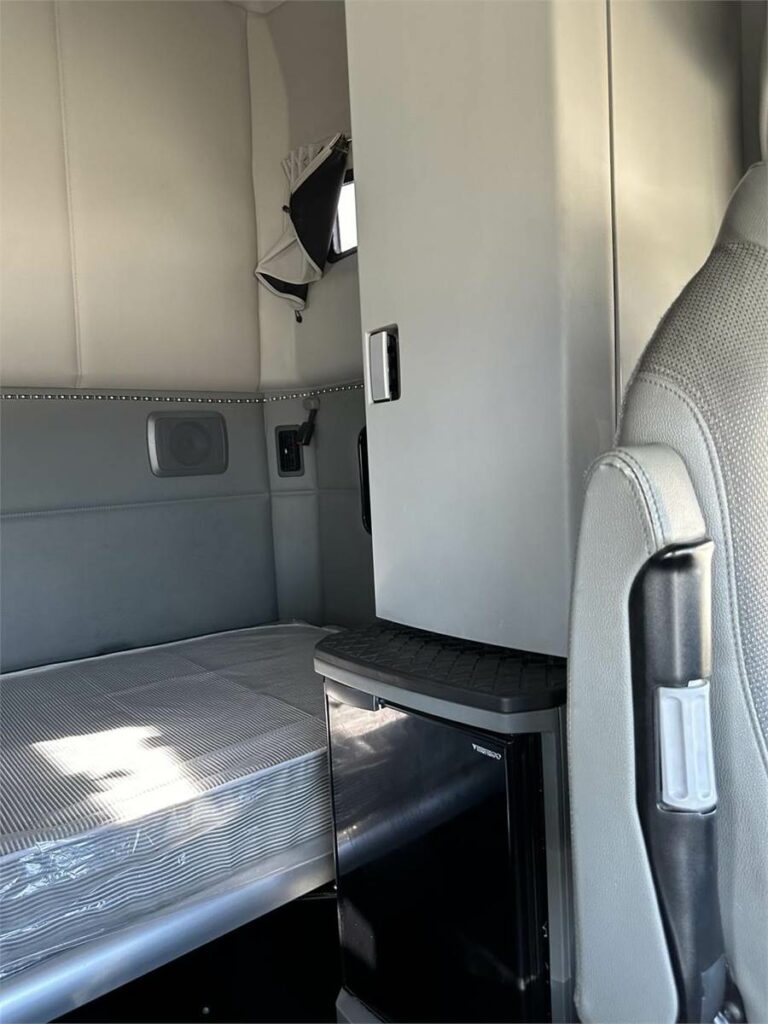 2019 Kenworth T680 Sleeper Semi Truck – 76″ Raised Roof Sleeper, Paccar 485HP, 13 Speed Manual