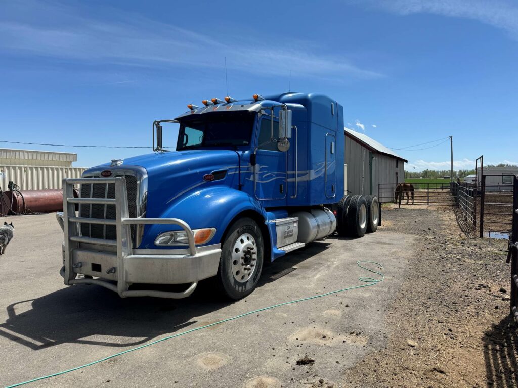 2007 Peterbilt 386 Sleeper Semi Truck