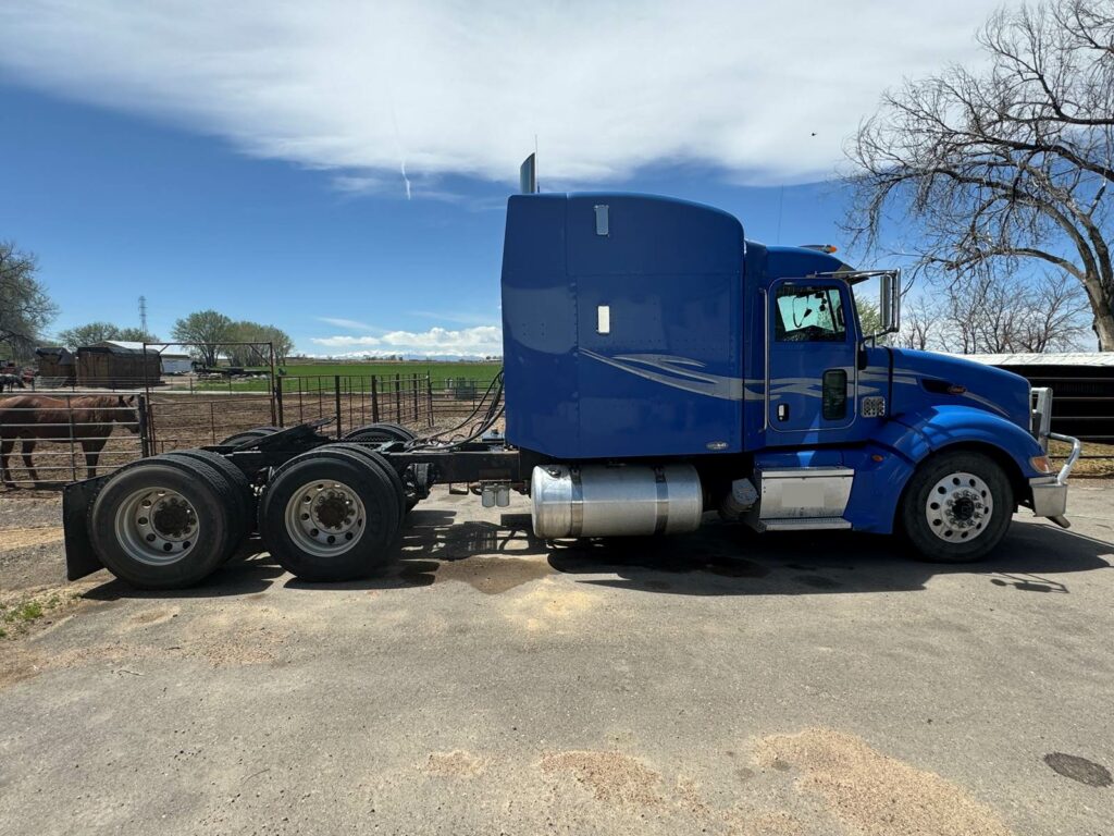 2007 Peterbilt 386 Sleeper Semi Truck