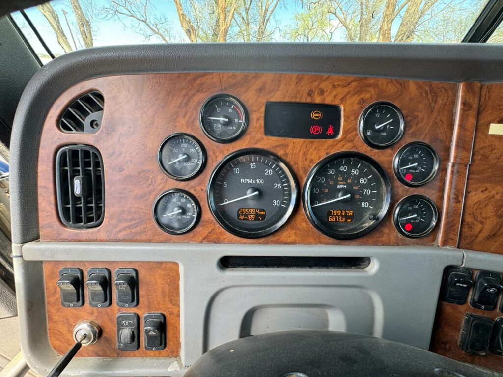 2007 Peterbilt 386 Sleeper Semi Truck