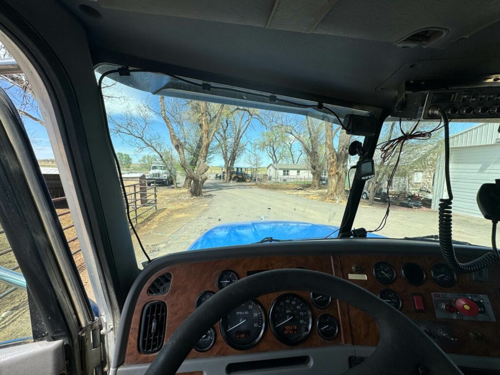 2007 Peterbilt 386 Sleeper Semi Truck