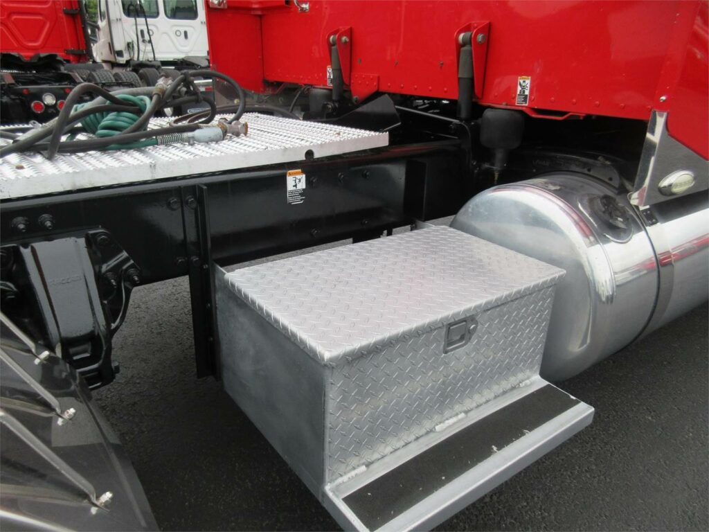 2015 Peterbilt 389 Sleeper Semi Truck – 63″ Mid Roof Sleeper, Detroit 500HP, 18 Speed Manual