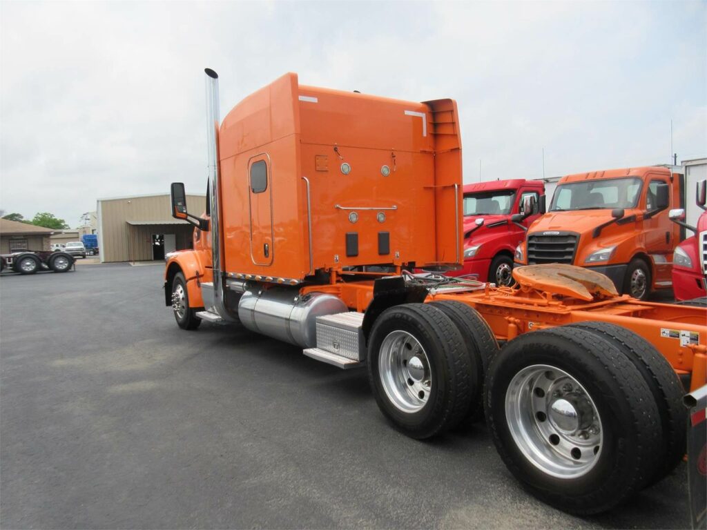 2018 Peterbilt 567 Sleeper Semi Truck – 60″ Mid Roof Sleeper, Caterpillar 505HP, 18 Speed Manual