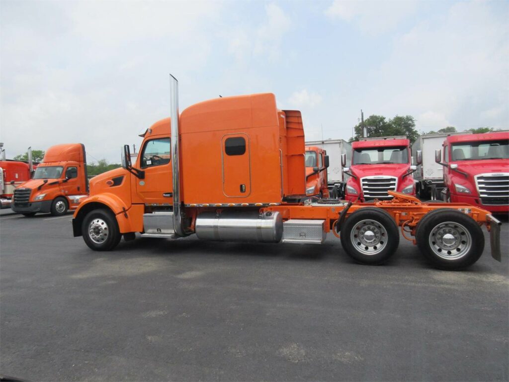 2018 Peterbilt 567 Sleeper Semi Truck – 60″ Mid Roof Sleeper, Caterpillar 505HP, 18 Speed Manual