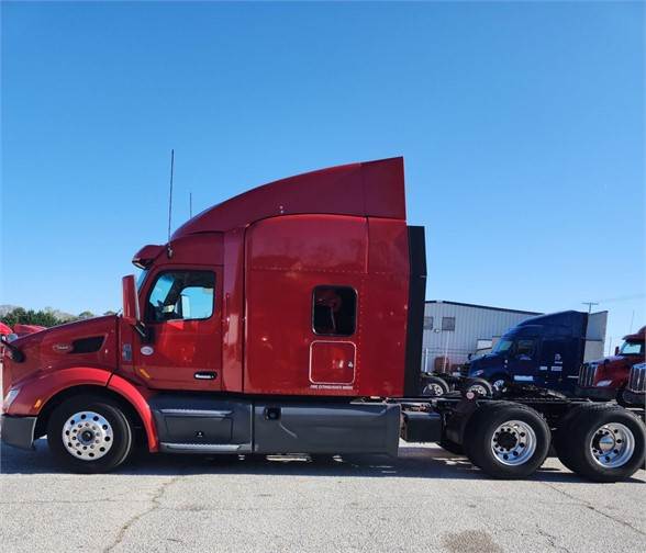 2020 Peterbilt 579 Sleeper Semi Truck – Mid Roof, Paccar 455HP, Automatic