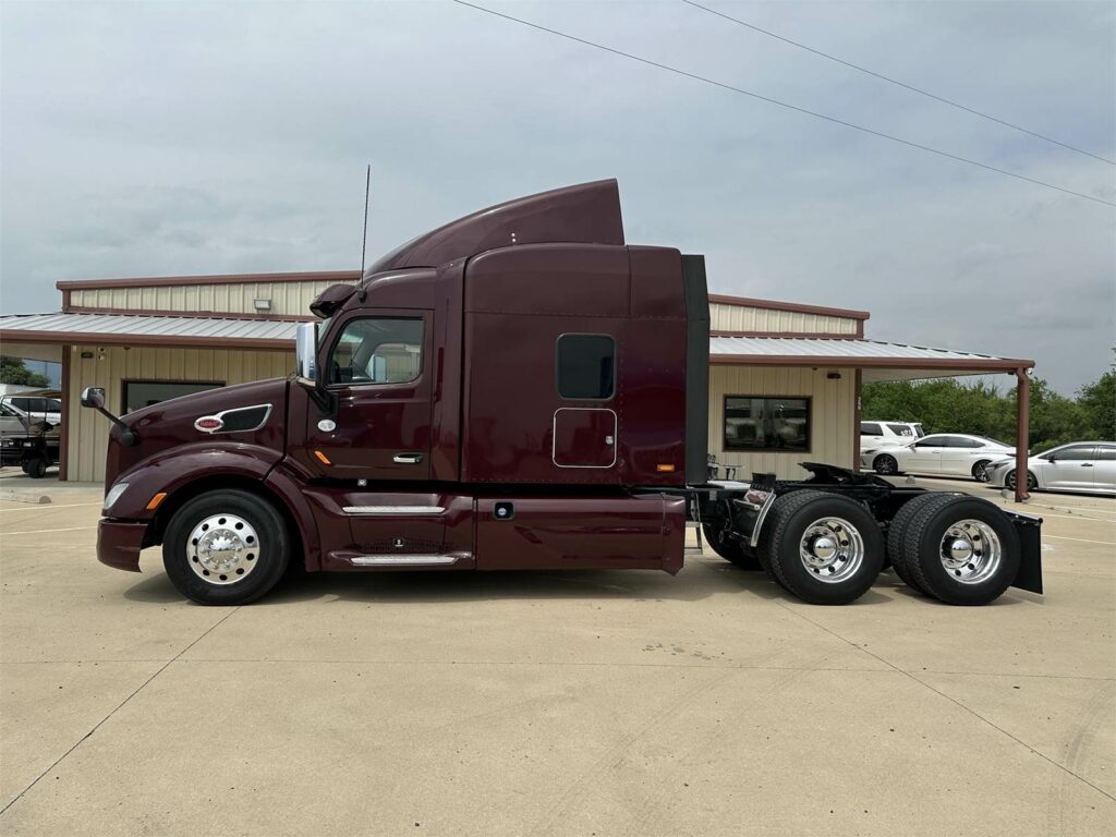 2018 Peterbilt 579 Sleeper Semi Truck – 80″ Raised Roof Sleeper, Paccar 485HP, 13 Speed Manual