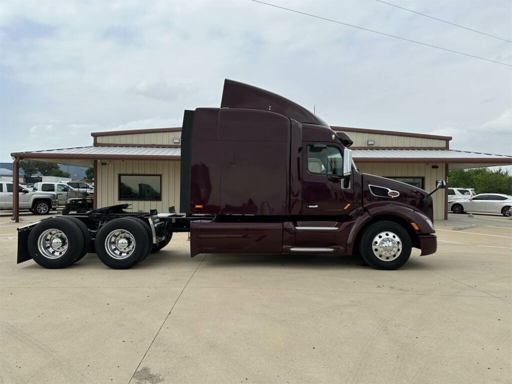 2018 Peterbilt 579 Sleeper Semi Truck – 80″ Raised Roof Sleeper, Paccar 485HP, 13 Speed Manual