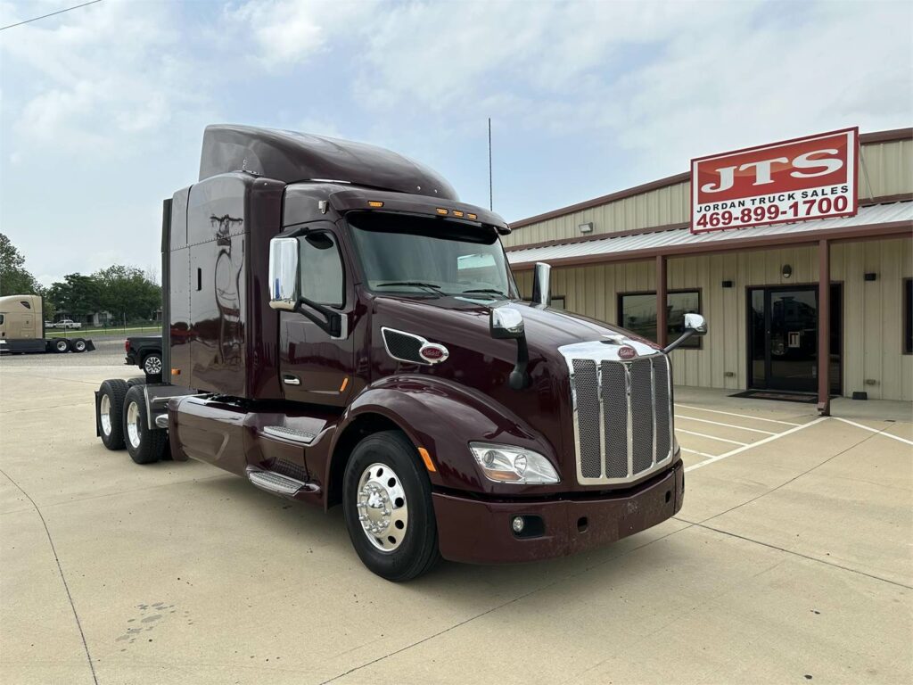 2018 Peterbilt 579 Sleeper Semi Truck – 80″ Raised Roof Sleeper, Paccar 485HP, 13 Speed Manual