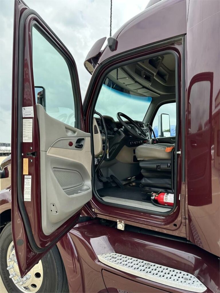 2018 Peterbilt 579 Sleeper Semi Truck – 80″ Raised Roof Sleeper, Paccar 485HP, 13 Speed Manual