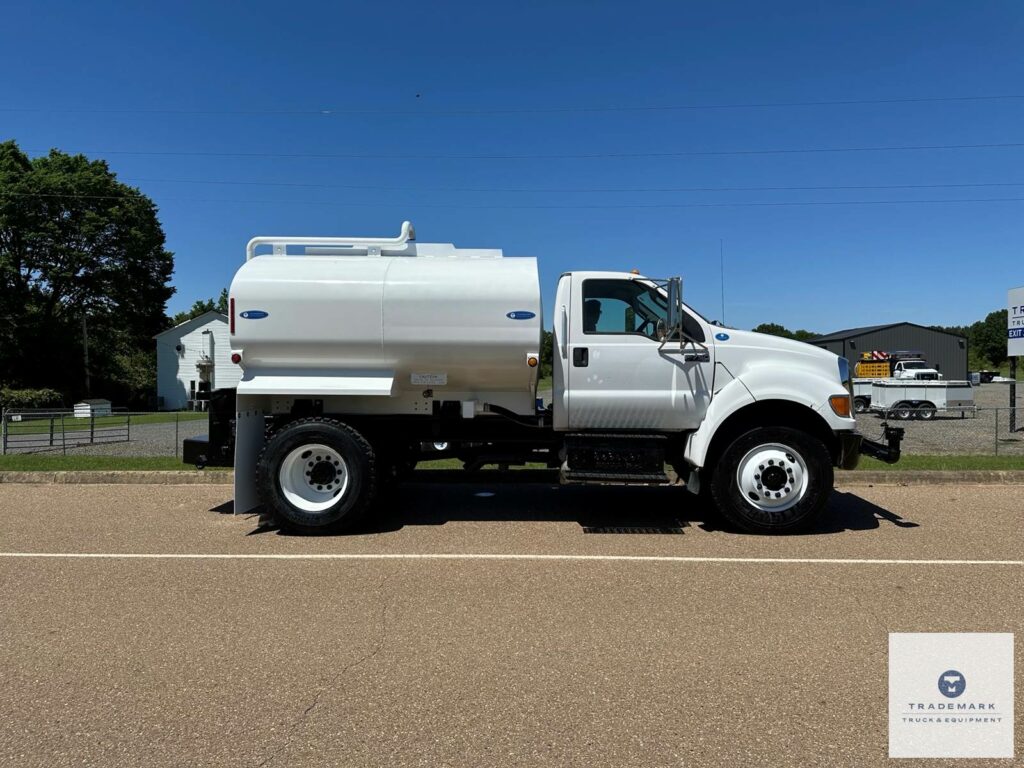 2015 Ford F-750 Water Truck – 12,779 Miles – Cummins ISB – 6-Speed – Valew 2000 Gallon Tank with Hose Reel