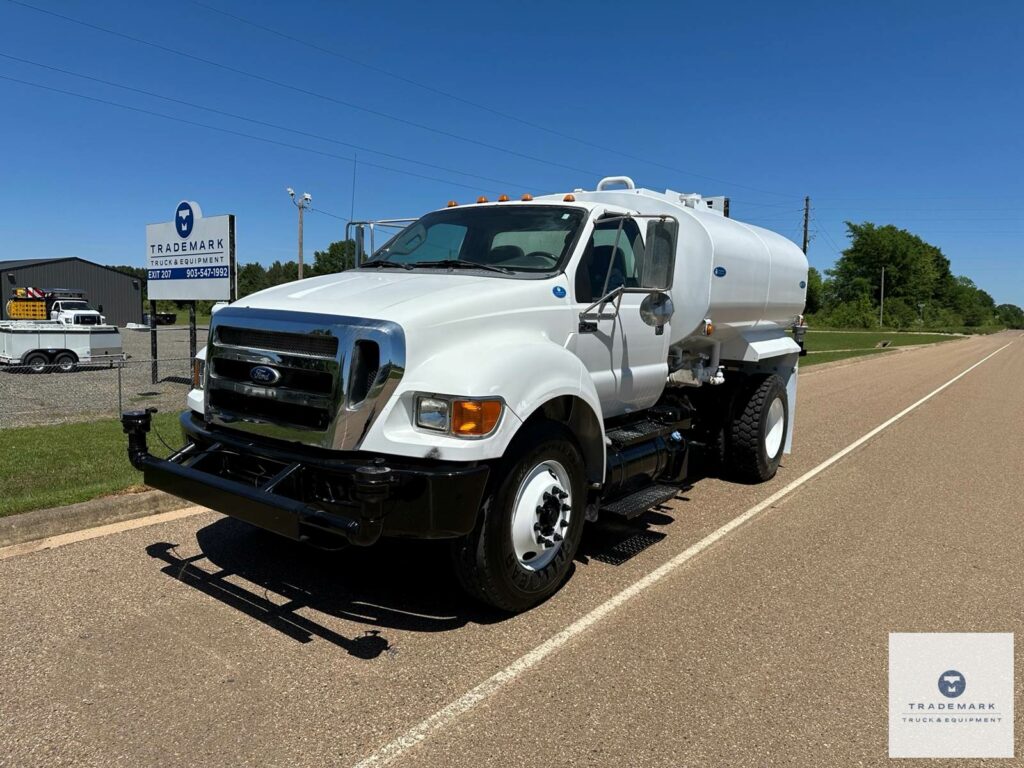 2015 Ford F-750 Water Truck – 12,779 Miles – Cummins ISB – 6-Speed – Valew 2000 Gallon Tank with Hose Reel