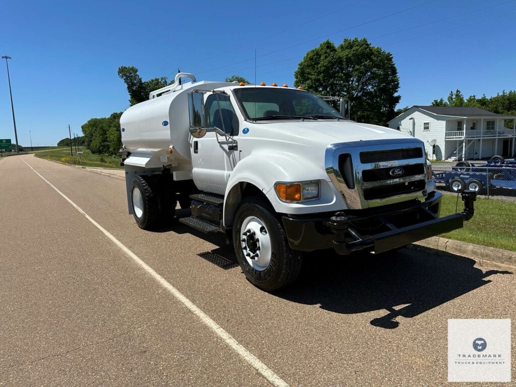 2015 Ford F-750 Water Truck – 12,779 Miles – Cummins ISB – 6-Speed – Valew 2000 Gallon Tank with Hose Reel