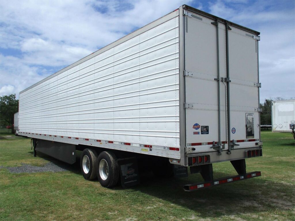 2022 UTILITY 53 FT CARRIER WITH 9117 HOURS AIR RIDE SWING DOOR