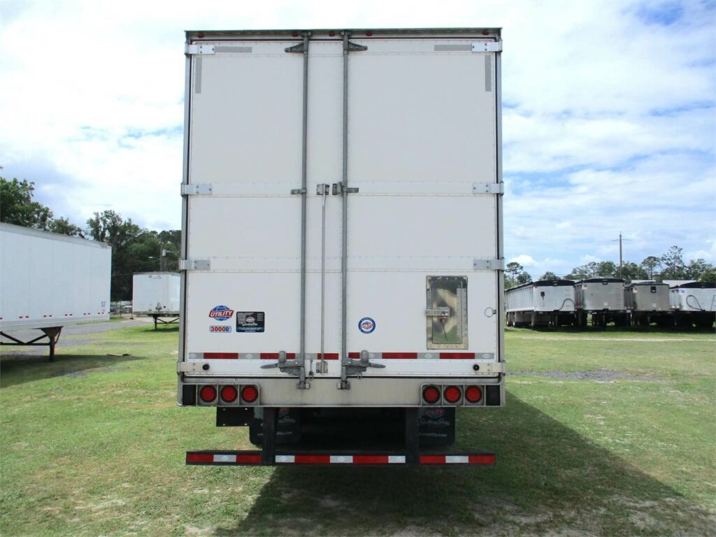 2022 UTILITY 53 FT CARRIER WITH 9117 HOURS AIR RIDE SWING DOOR