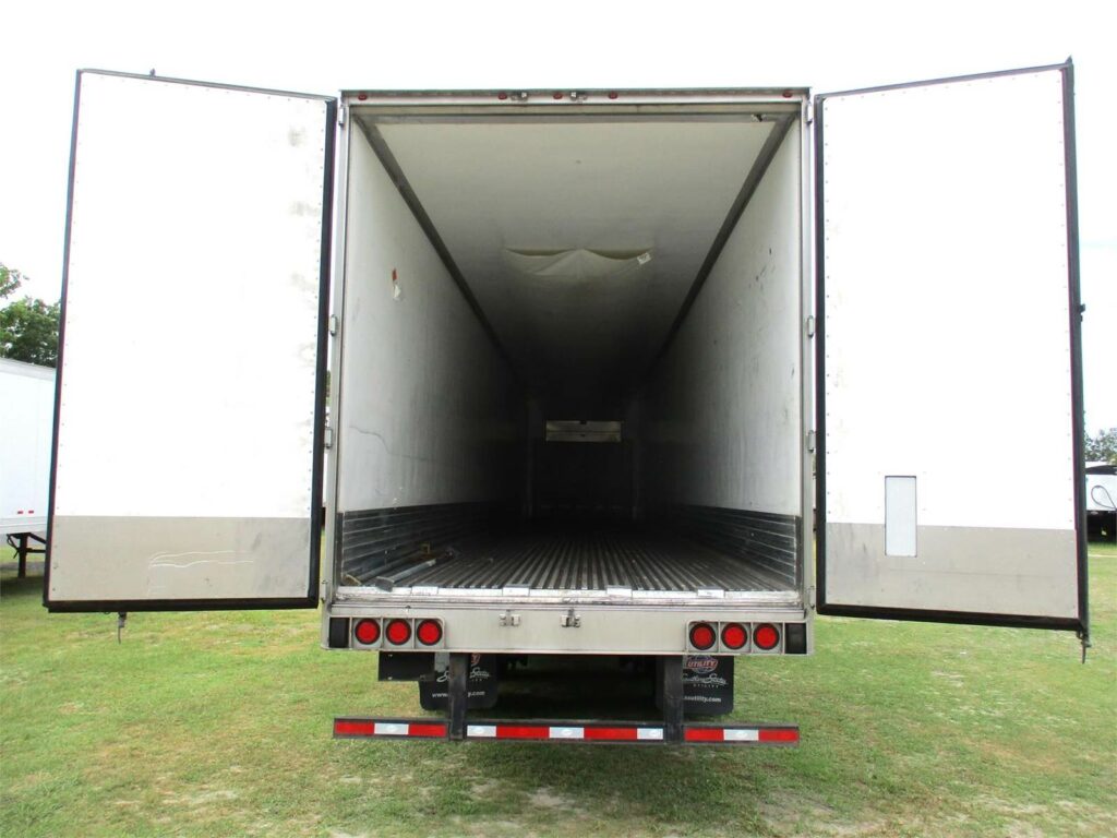 2022 UTILITY 53 FT CARRIER WITH 9117 HOURS AIR RIDE SWING DOOR