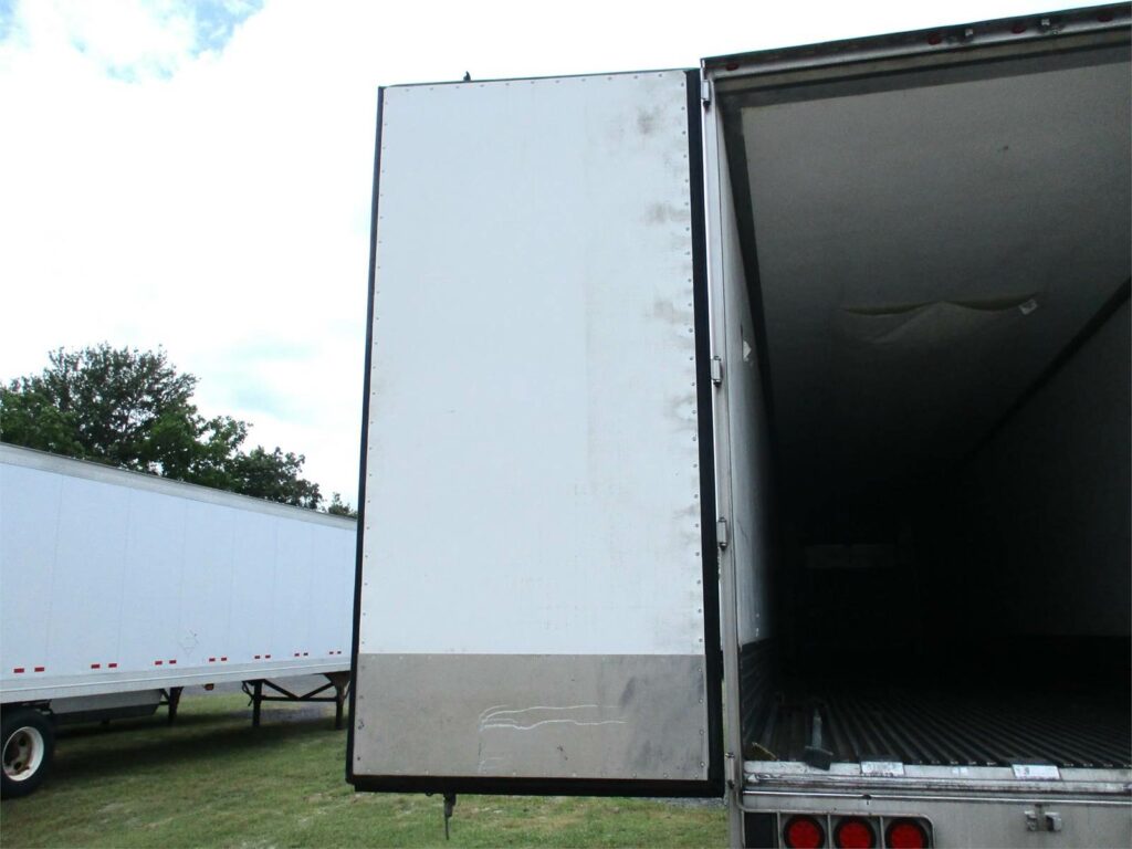 2022 UTILITY 53 FT CARRIER WITH 9117 HOURS AIR RIDE SWING DOOR