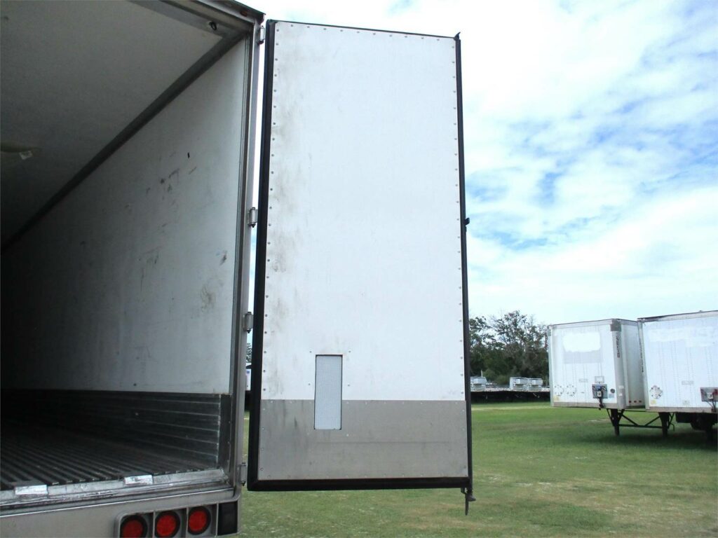 2022 UTILITY 53 FT CARRIER WITH 9117 HOURS AIR RIDE SWING DOOR