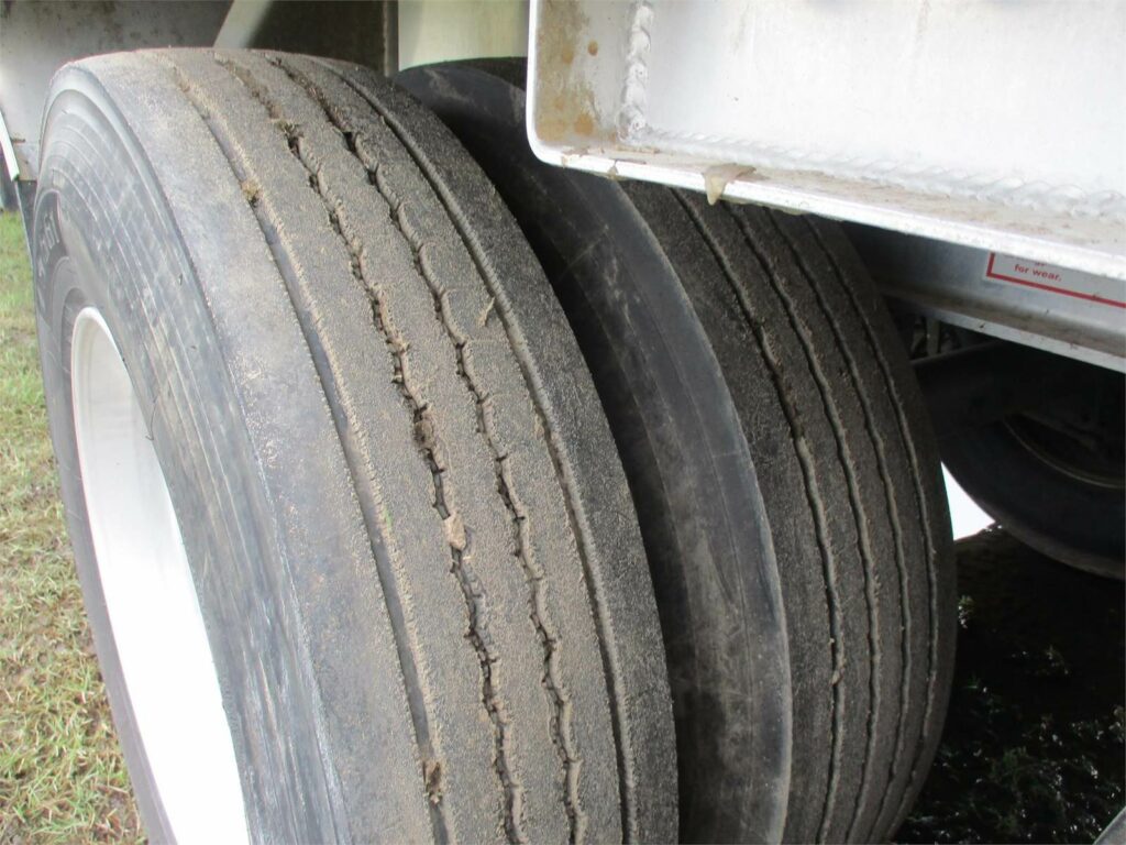 2017 Travis 39X102X60 FRAMELESS END DUMP WITH LINER