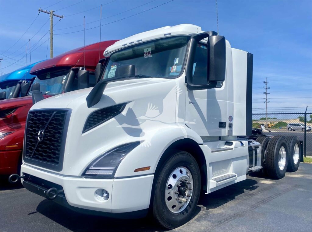 2025 Volvo VNR64T300