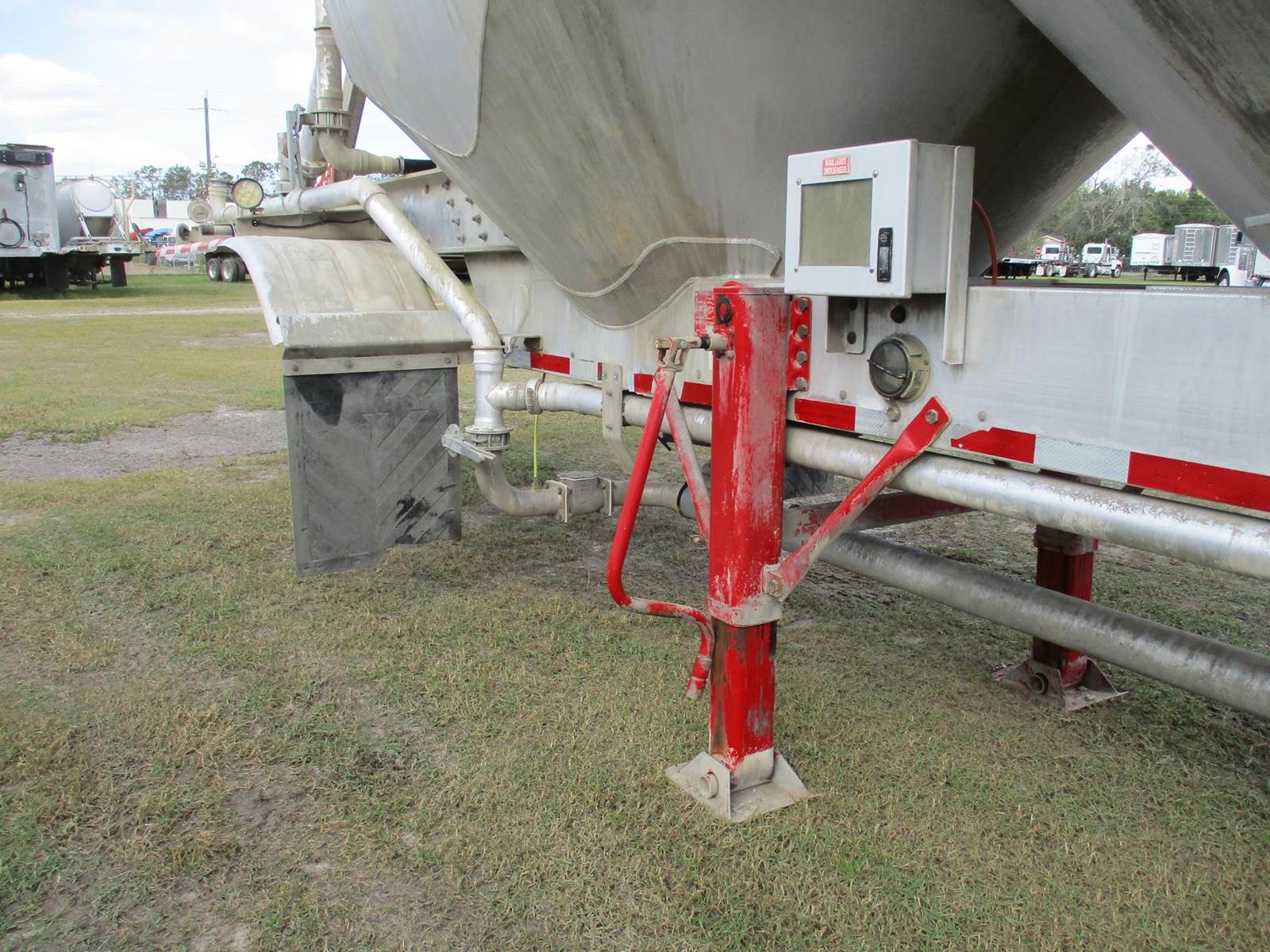 Tanker Rear Support Bar 2015 Troxell 1000 CUBIC FT PNEUMATIC TANKER WITH REAR DISCHARGE ...