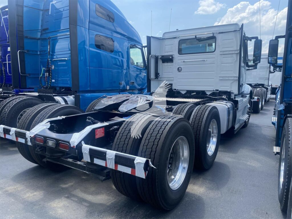 2025 Volvo VNR64T300