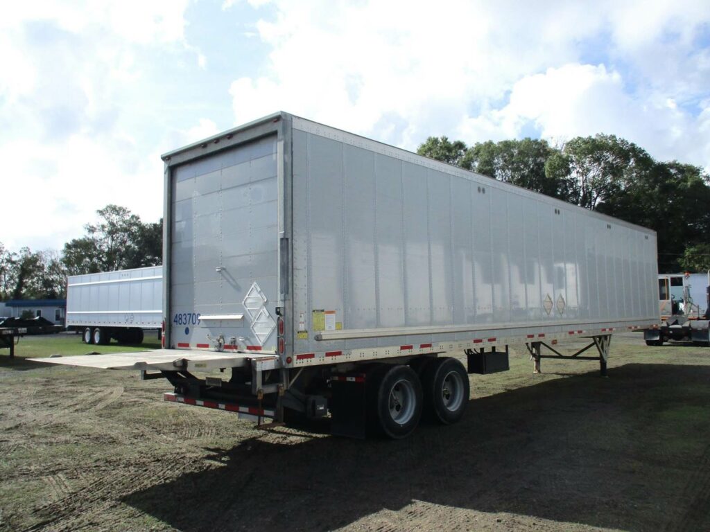 2015 Wabash 48X102 WITH ROLLUP DOOR AND 3000 POUND LIFTGATE