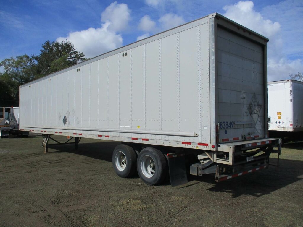 2015 Wabash 48X102 WITH ROLLUP DOOR AND 3000 POUND LIFTGATE