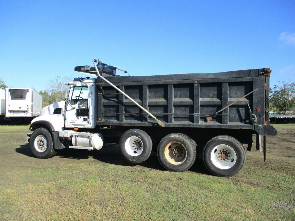 2005 Mack Granite CV713