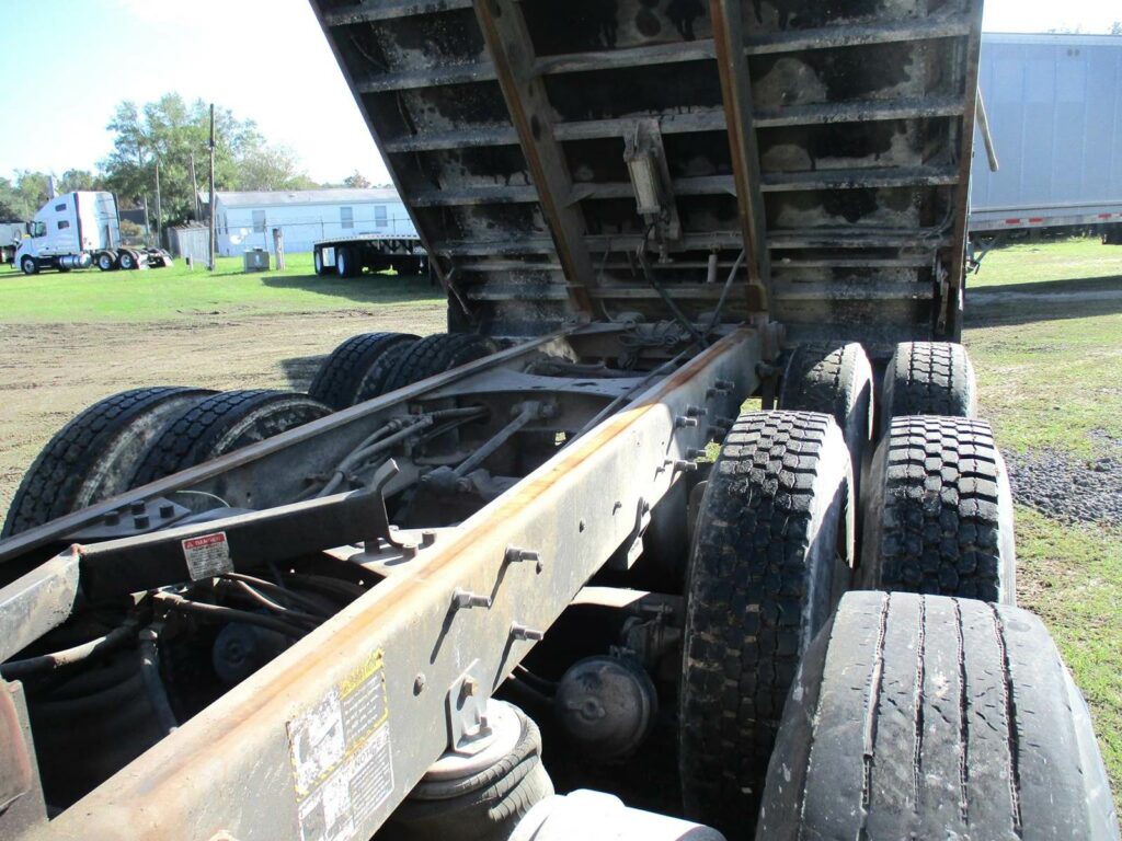 2005 Mack Granite CV713