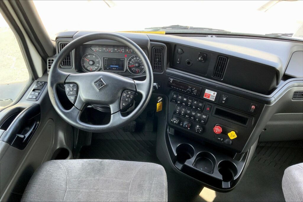 2021 CUM LT625 6×4 Sleeper