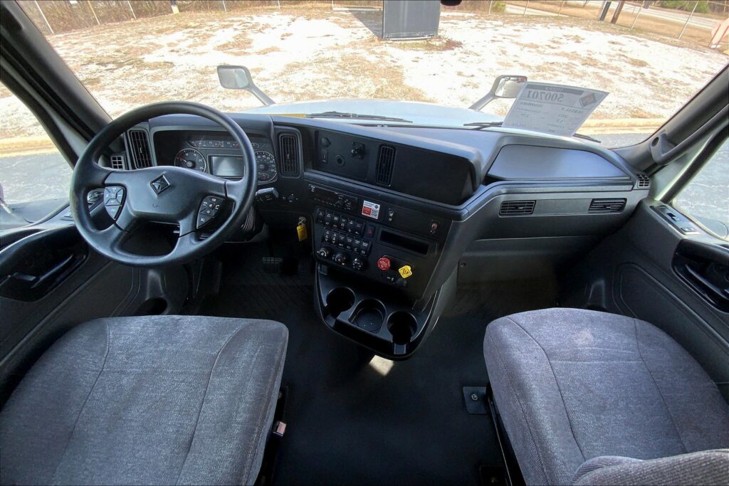 2021 CUM LT625 6×4 Sleeper