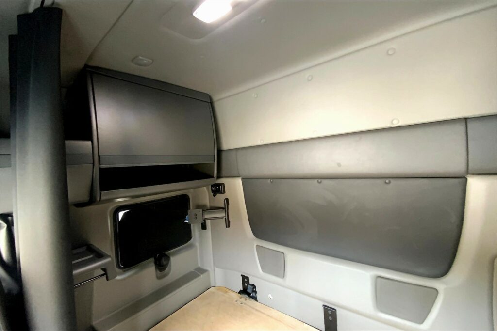 2021 CUM LT625 6×4 Sleeper