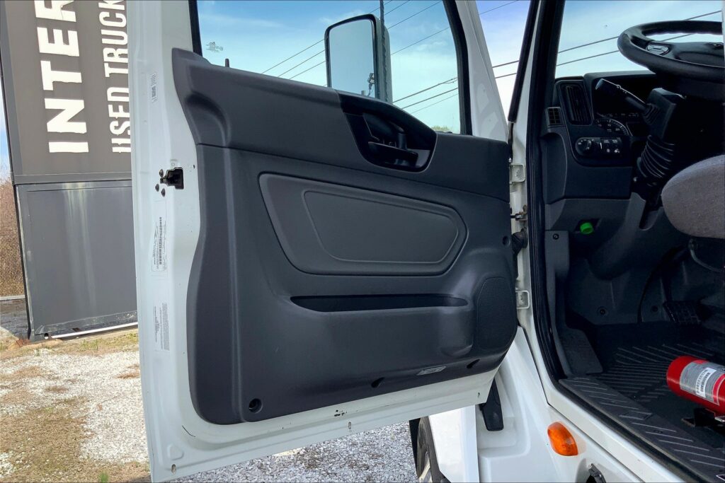 2021 CUM LT625 6×4 Sleeper