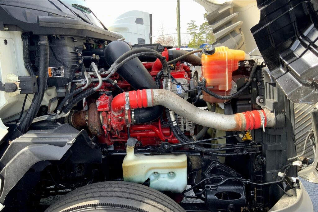 2021 CUM LT625 6×4 Sleeper