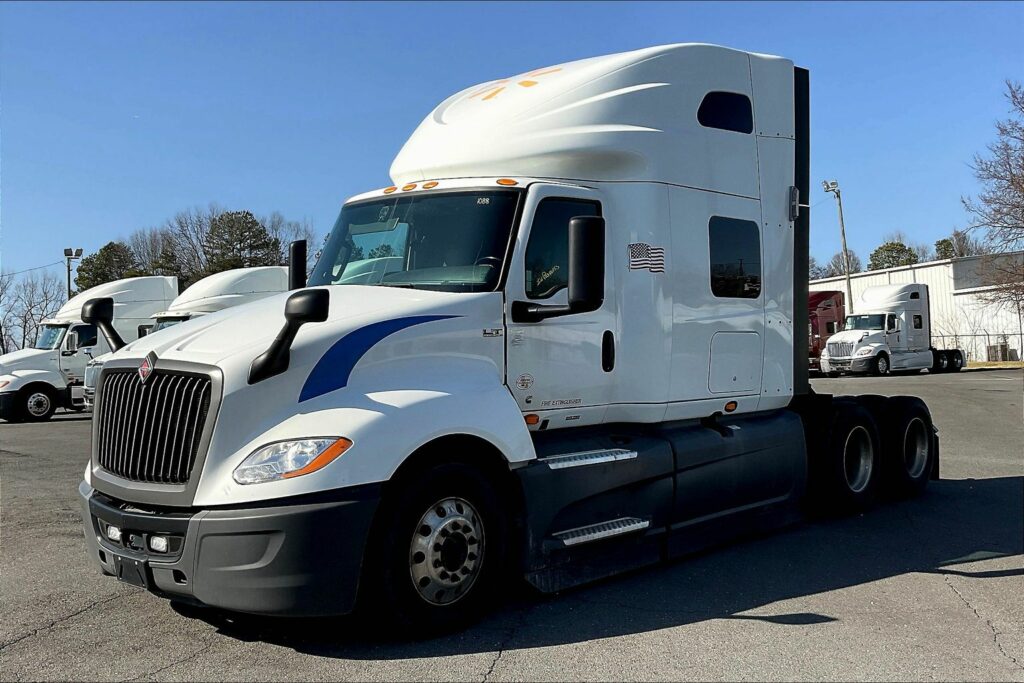 2021 CUM LT625 6×4 Sleeper