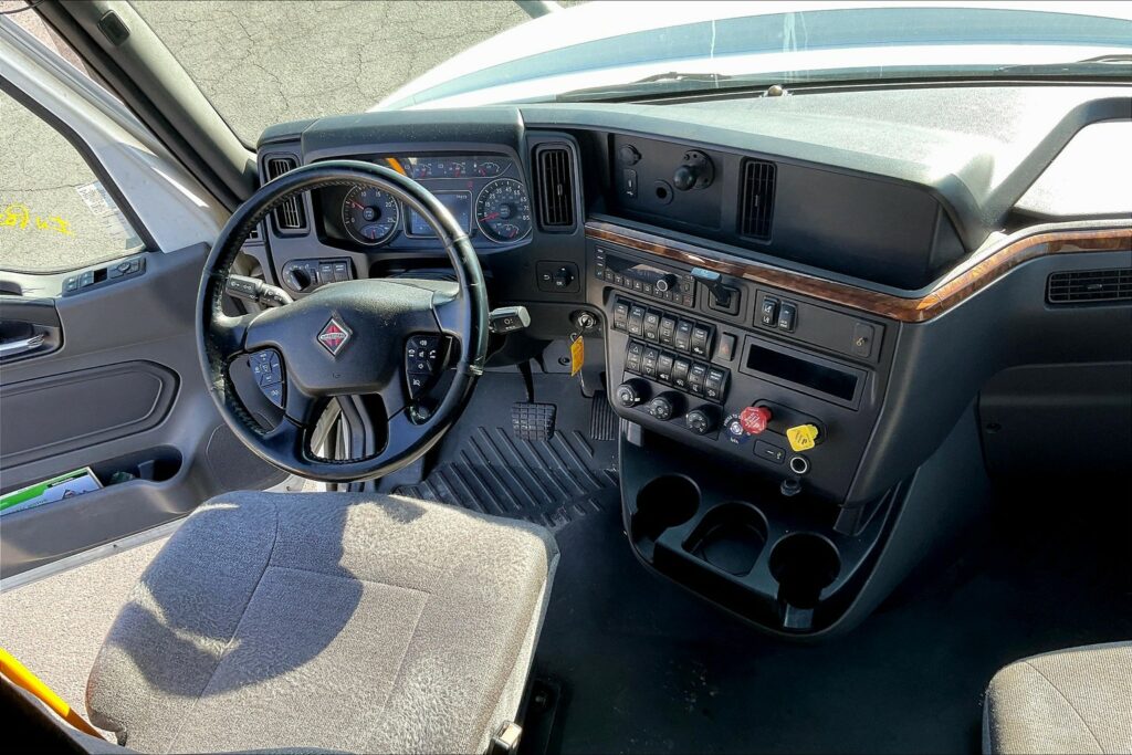 2021 CUM LT625 6×4 Sleeper