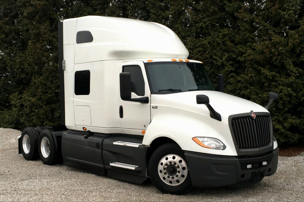 2021 CUM LT625 6×4 Sleeper