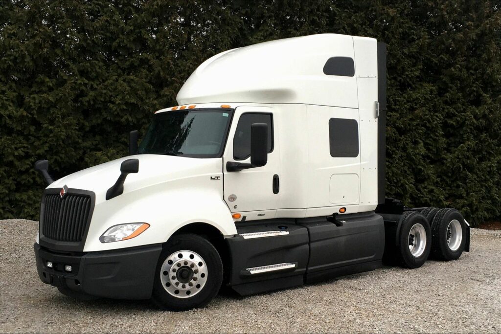 2021 CUM LT625 6×4 Sleeper